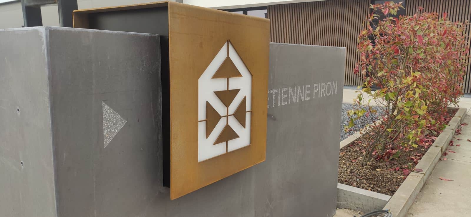 Boîte-aux-lettres en acier intégrée – Dany Dobbelstein